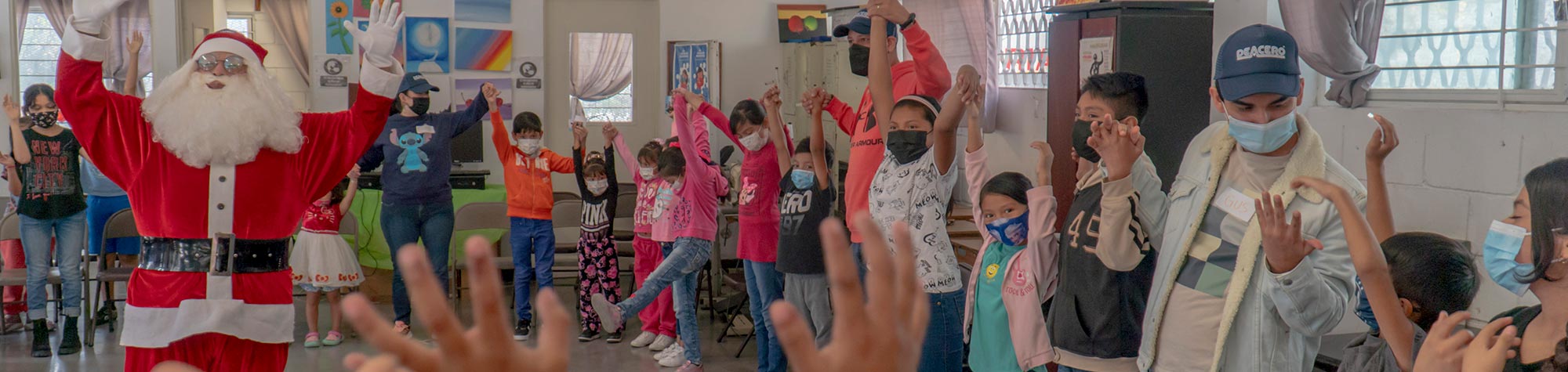 Regalan alegría a niñas y niños en la Gloria Mendiola