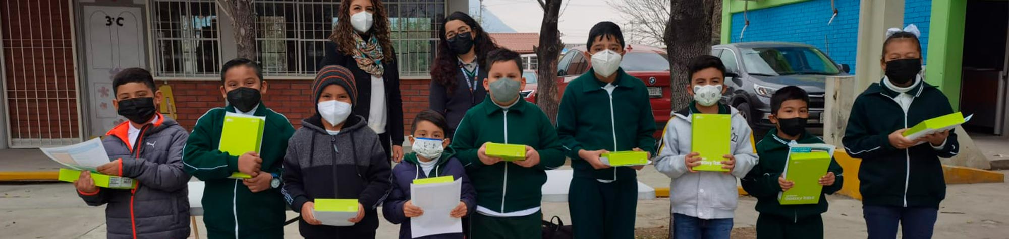 Entregan tablets para fortalecer la educación